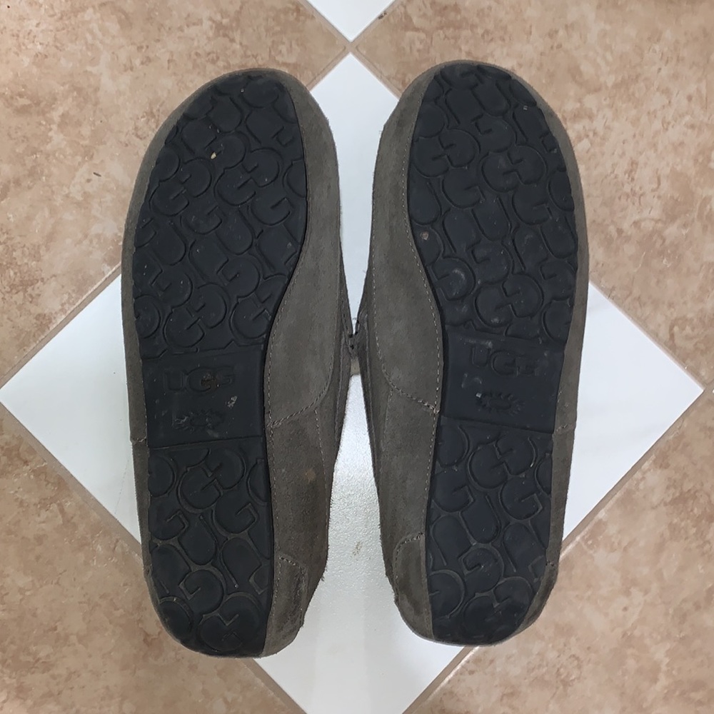UGG suede sheepskin Ascot slippers 13 EUC - Picture 4 of 9
